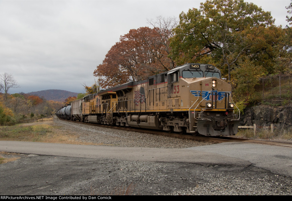 UP 7453 Leads B779 at Iona Island